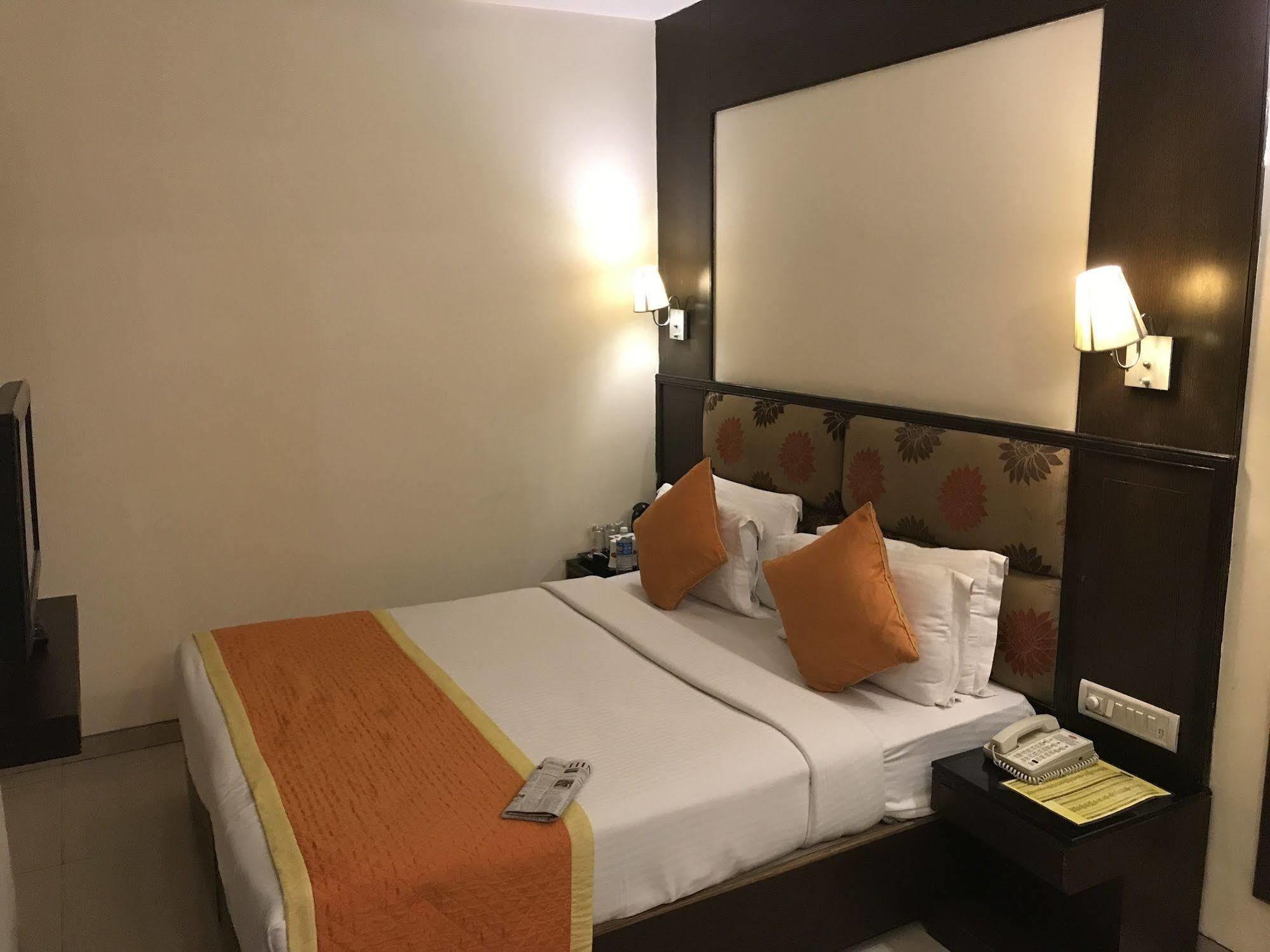Hotel Southern Delhi Kültér fotó